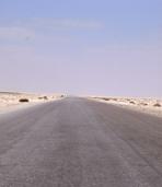 Die Strasse nach Siwa, 300km Asphalt inmitten der libyschen Wste